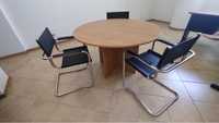 Mesa de reunioes com cadeiras