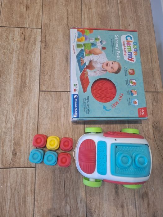 Maty sensoryczne autko clemmy z Clementoni klocki gumowe