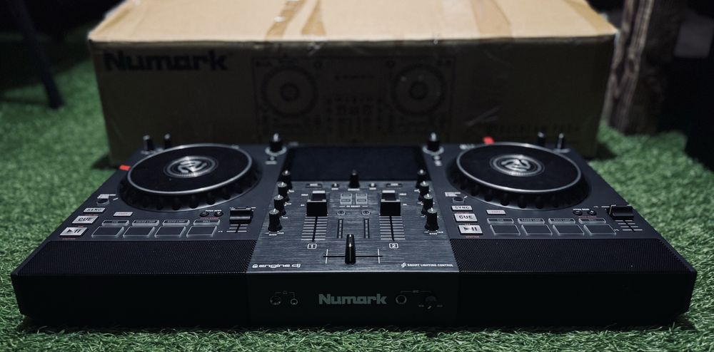 Numark Mixstream Pro+ Controlador DJ All-in-One com Wi-Fi