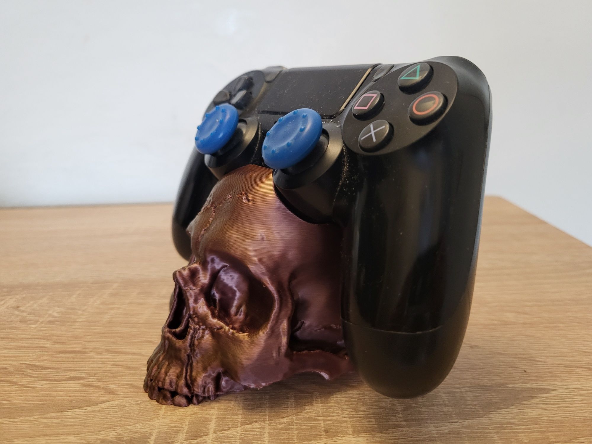 Stojak na pad ps4 dualshock v2 w kształcie czaszki 3d (jak Cuble guys)