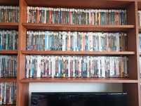 Colecção de 700 DVD's com móvel de madeira