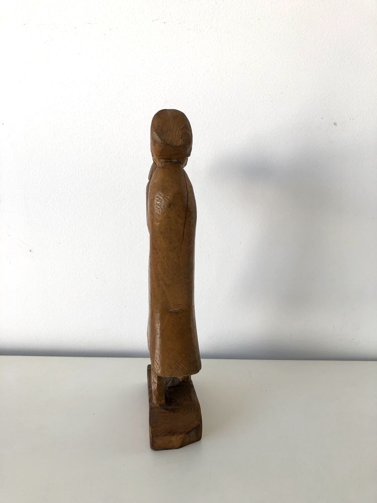 Escultura em madeira - figura com instrumento