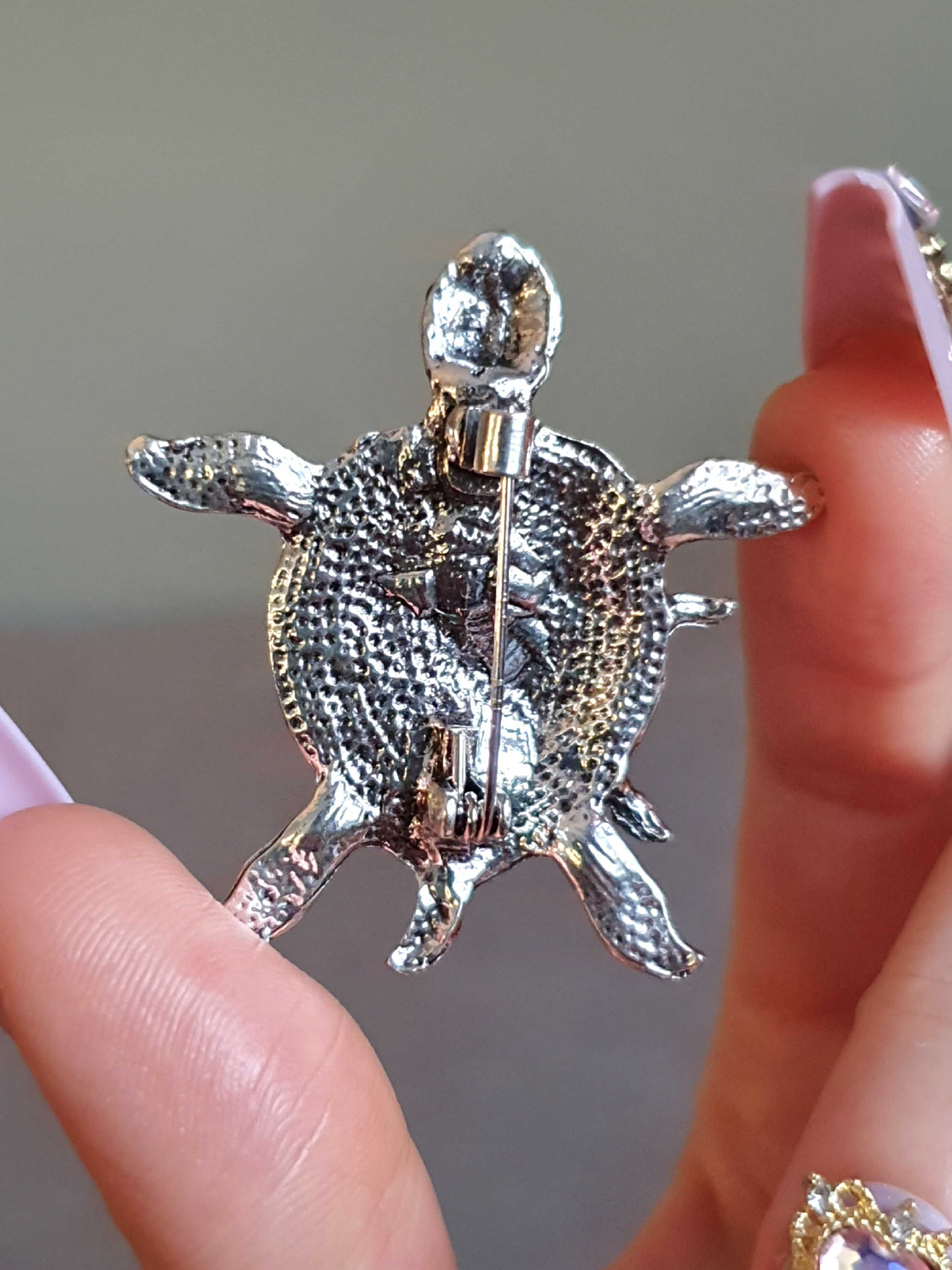 Broche / pregadeira / alfinete de peito tartaruga com bebé, com concha