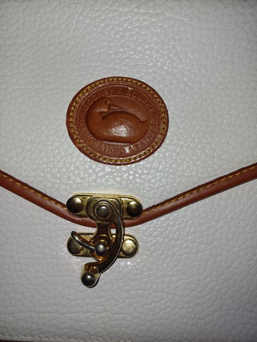 Torebka skórzana Dooney Bourke listonoszka kopertówka biała brązowa