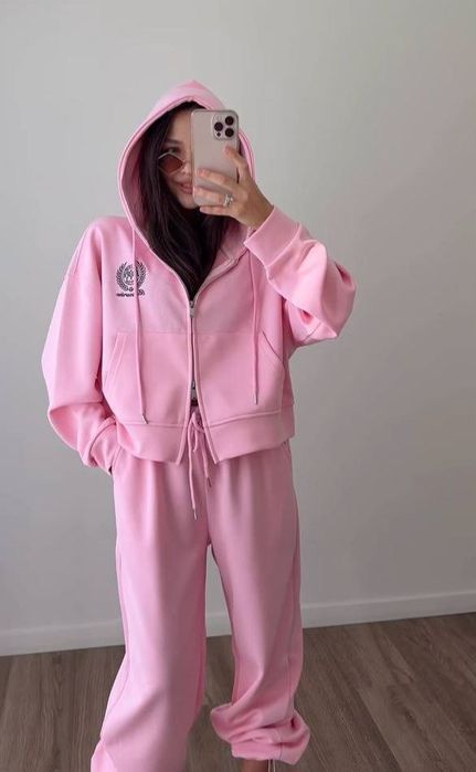 Жіночий спортивний костюм