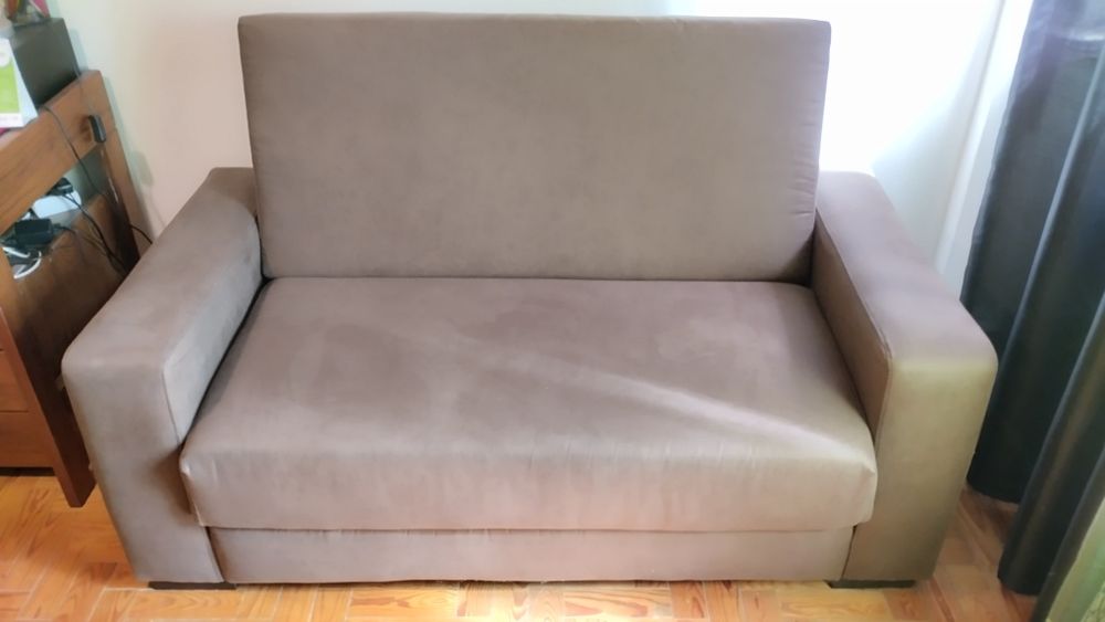 Sofá-Cama castanho de 2 lugares em camurça sintética