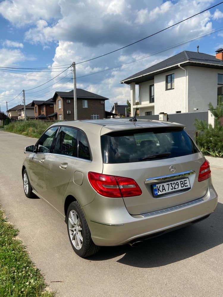 Автомобіль Mercedes-Benz B-180 2012 року