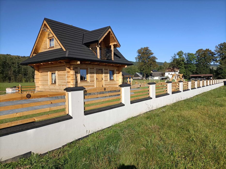 Domek góralski z płazów w Harklowej obok ścieżki Velo Dunajec.