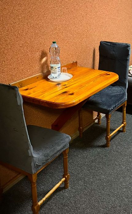 stół stolik mocowany do ściany sosnowy lakierowany duża ilość