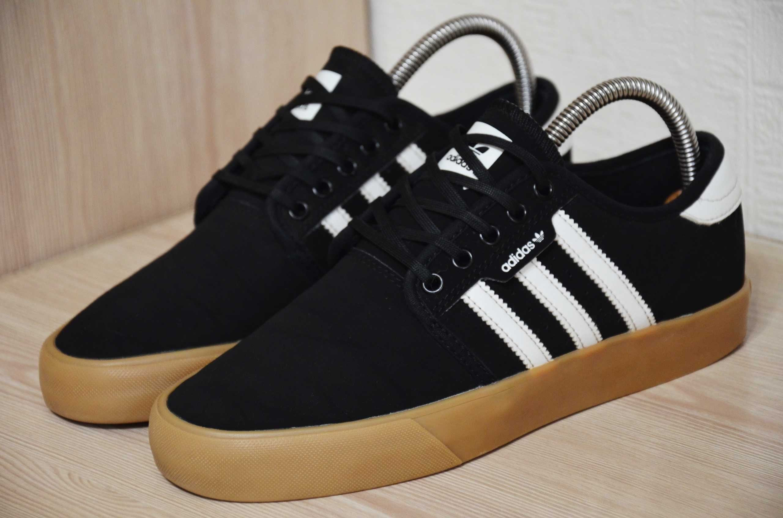 Adidas .  Кеди текстильні