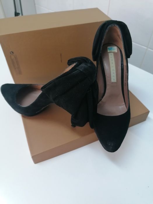 Sapatos veludo pretos em pele