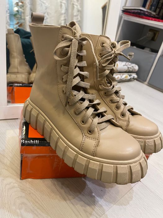 Продам ботильйони бежевого кольору