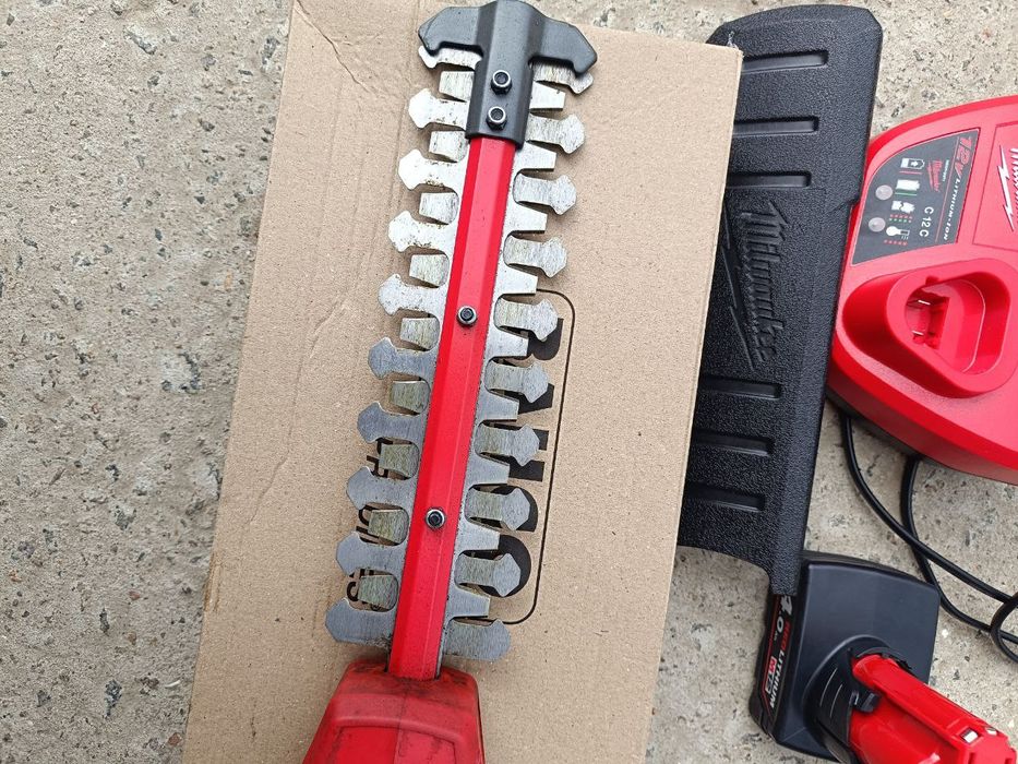 Акумуляторний кущоріз MILWAUKEE M12
