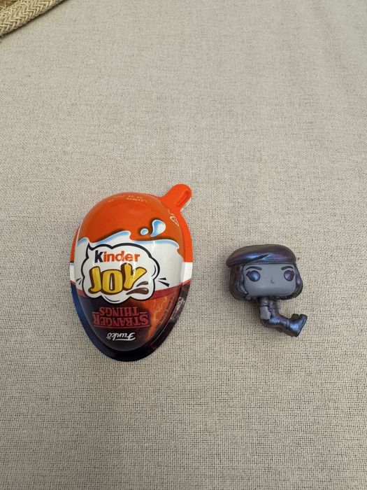 Kinder Joy figurka Robin Stranger Things
