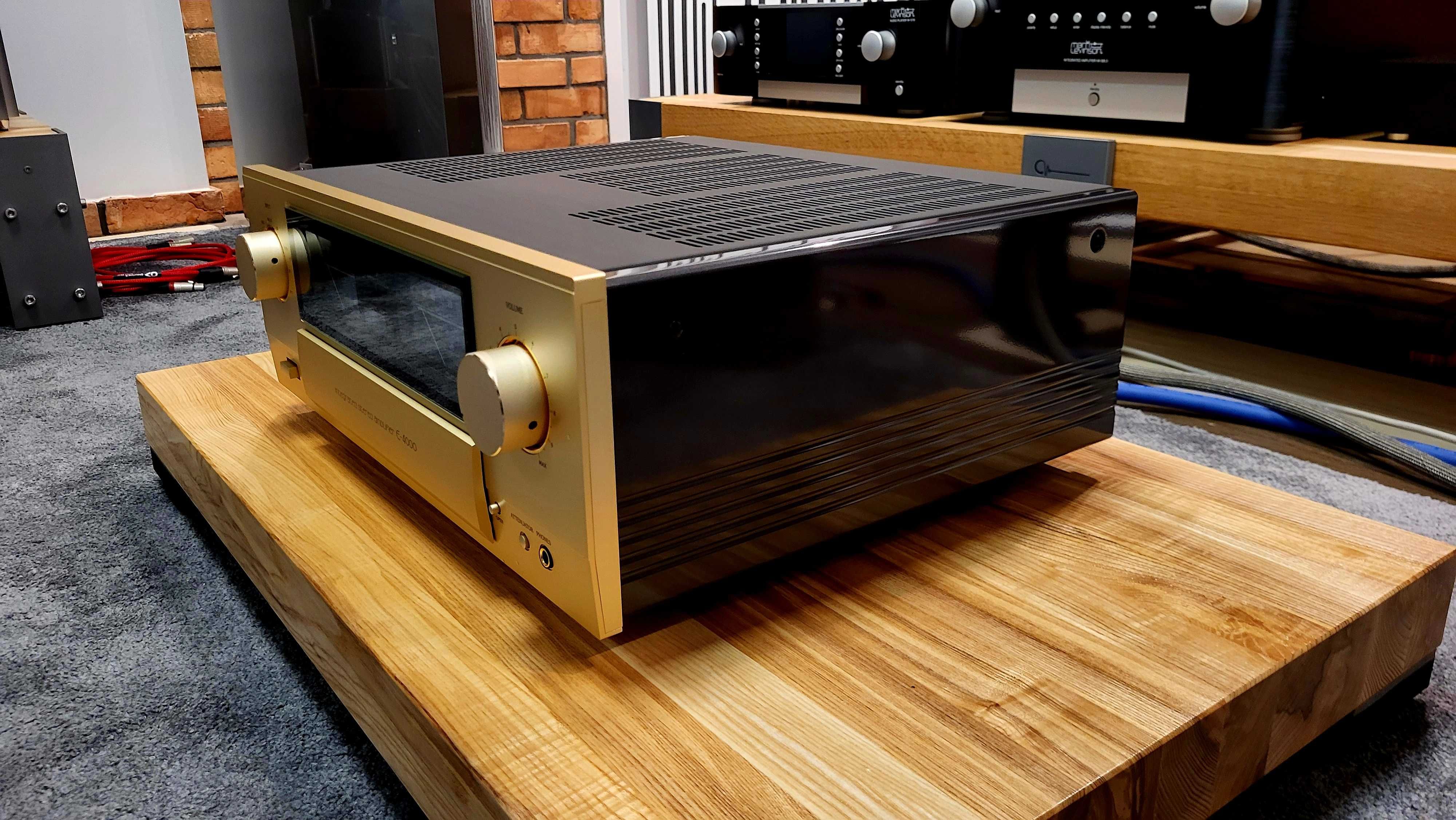 Wzmacniacz zintegrowany Accuphase E4000.
