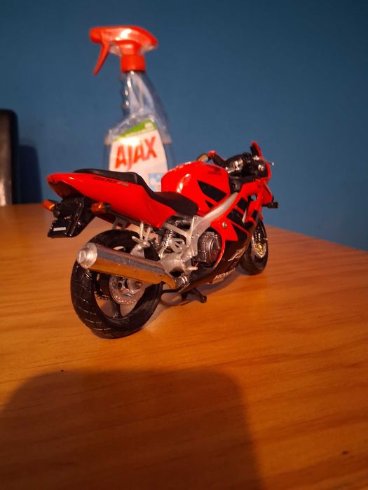 Miniatura Honda CBR 600 F4 escala 1:24