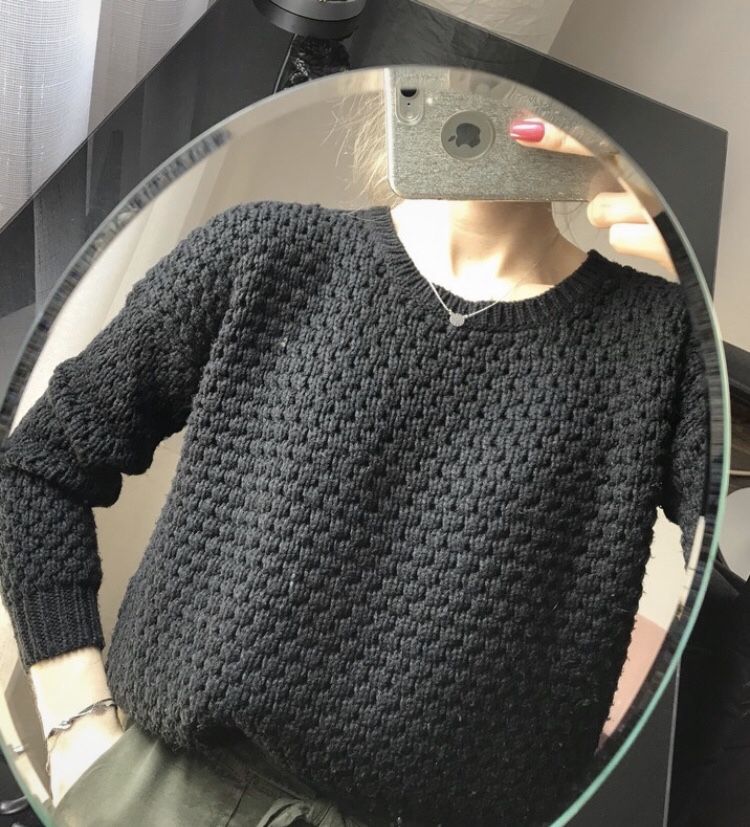 czarny sweter new yorker sweterek rozcięcia po bokach minimal oversize