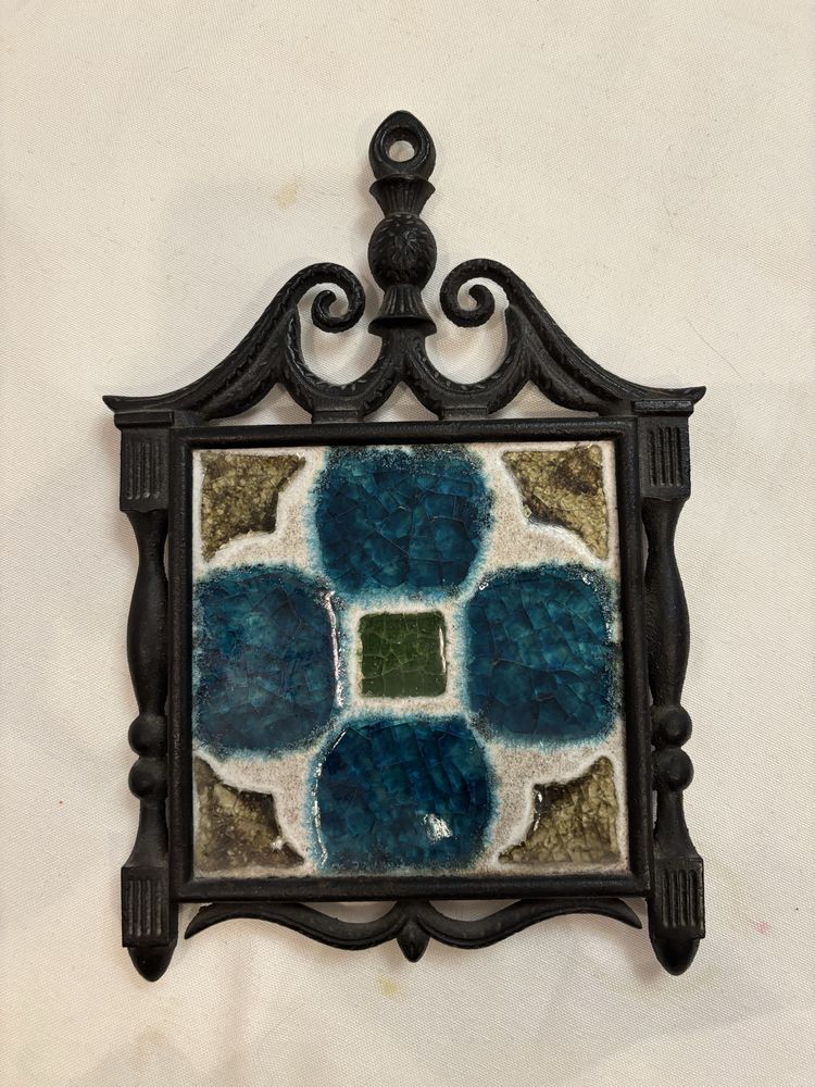 Azulejo Gresval com moldura em ferro forjado