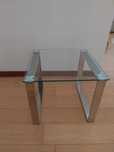 Mesa de vidro com pés cromados