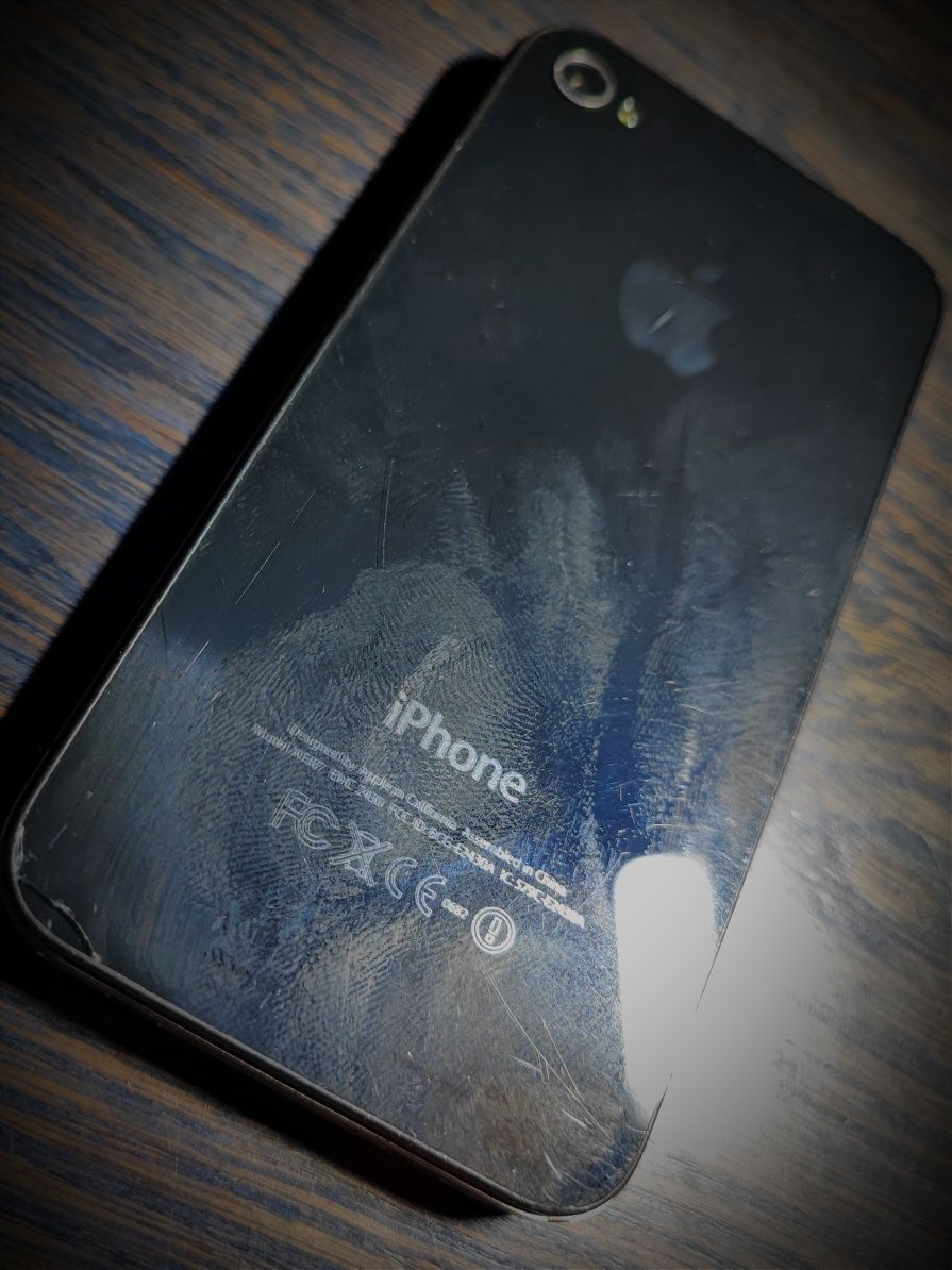 Айфон 4 IO'S IPHONE 4, защит стекло треснуто, но на работу не влияет.