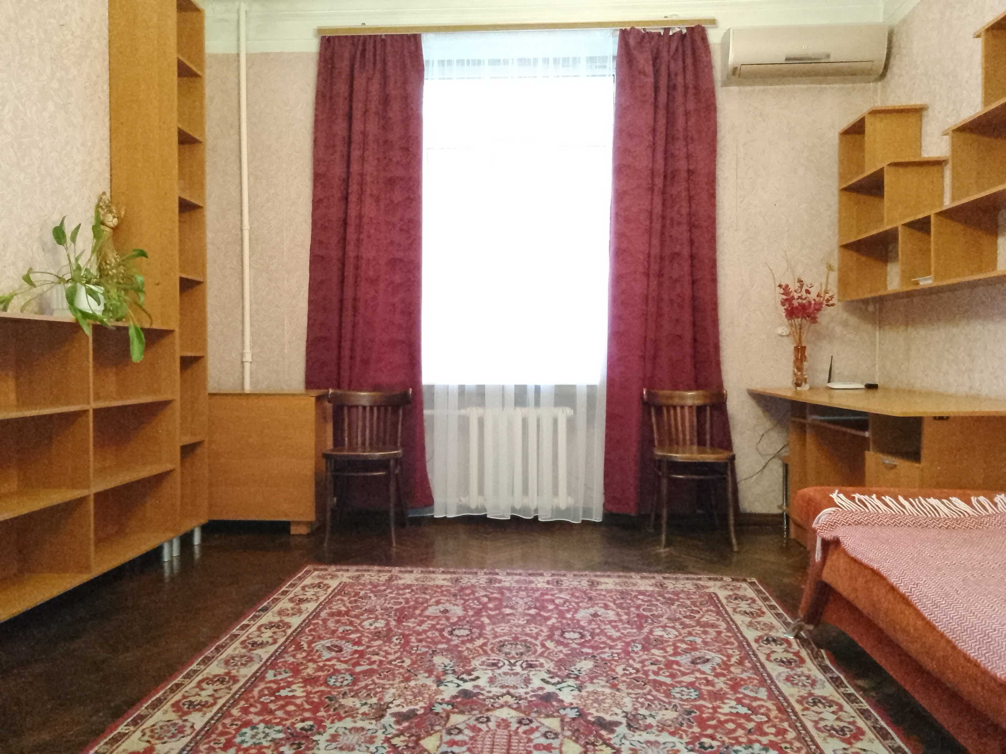 2комн.квартира возле метро Площадь Конституции.