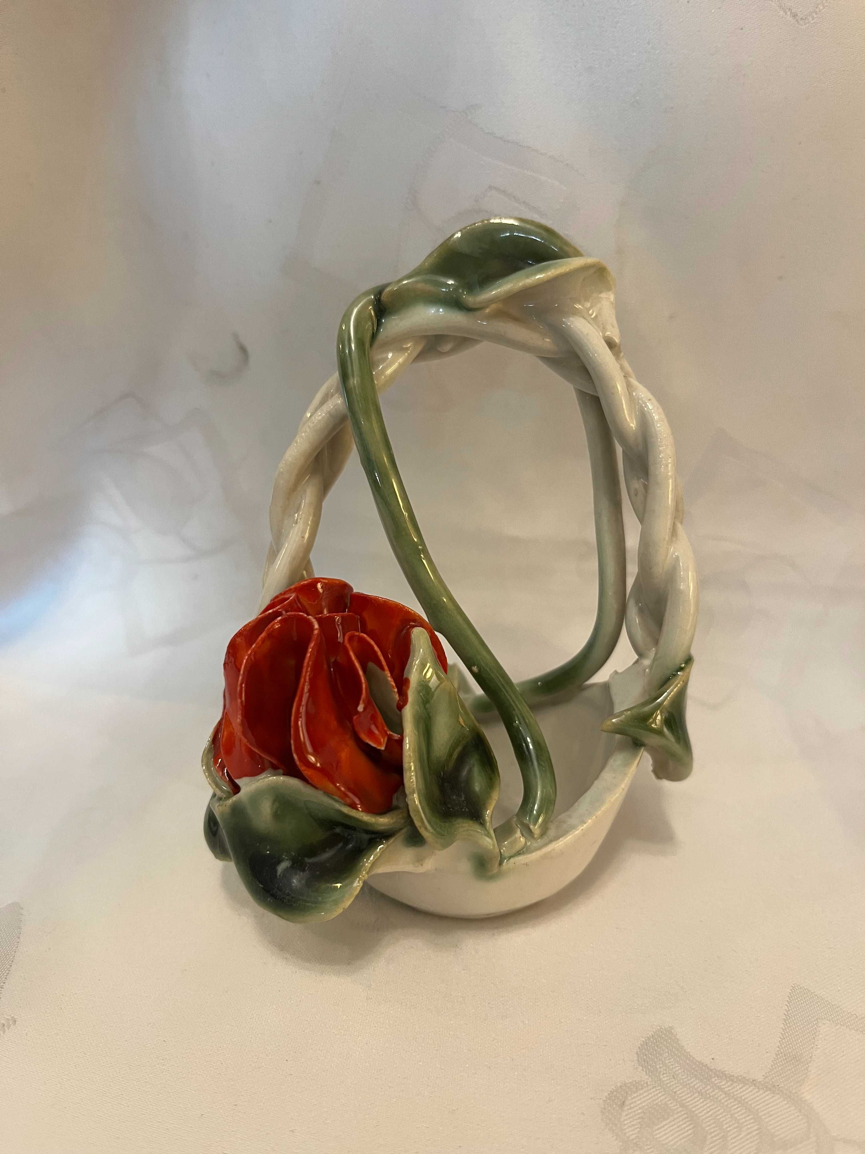 Miniaturowy koszyczek z kwiatem róży ceramika PRL