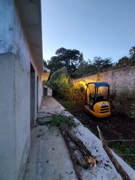 Serviços de retroescavadora e mini giratória