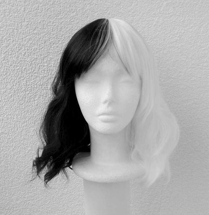 Biała czarna falowana peruka Estella Cruella de Mon Vil cosplay