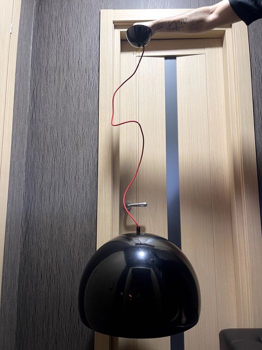 люстра чорного кольору диаметр 54 см,висота 1метр 20см