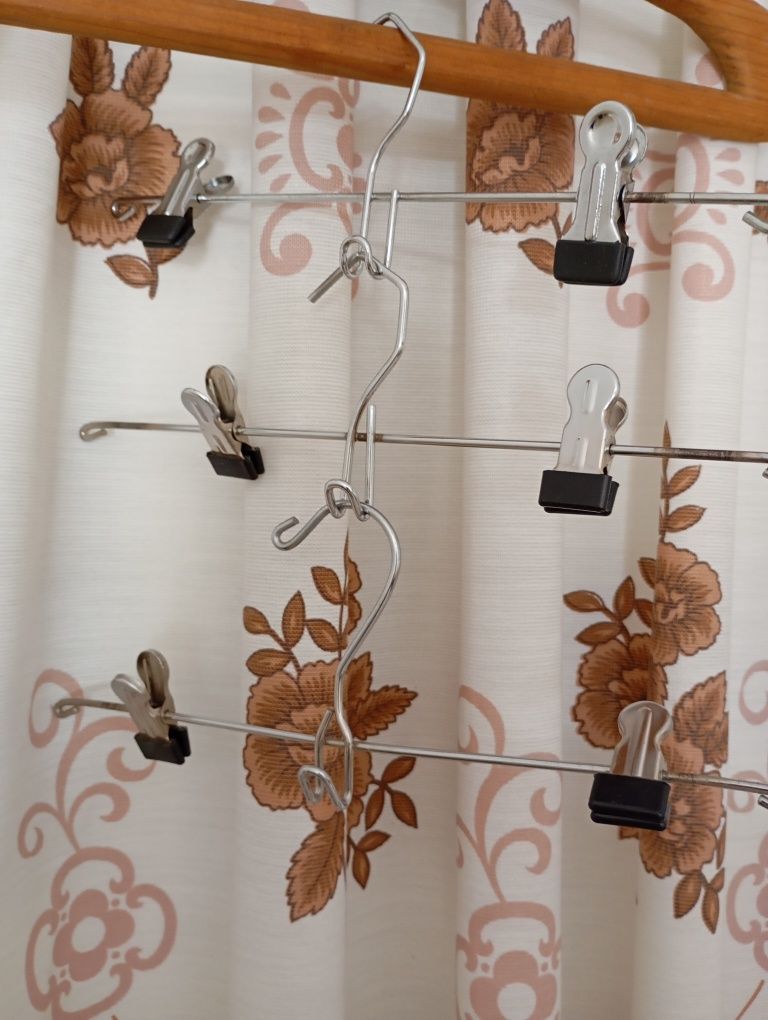 Cabides madeira e metal vintage