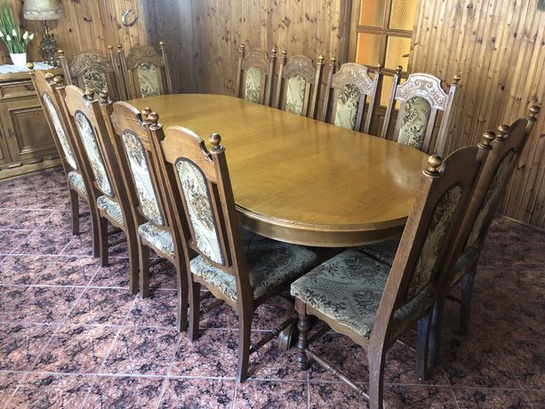 Solidny zestaw mebli - duży, masywny stół oraz 12 krzeseł