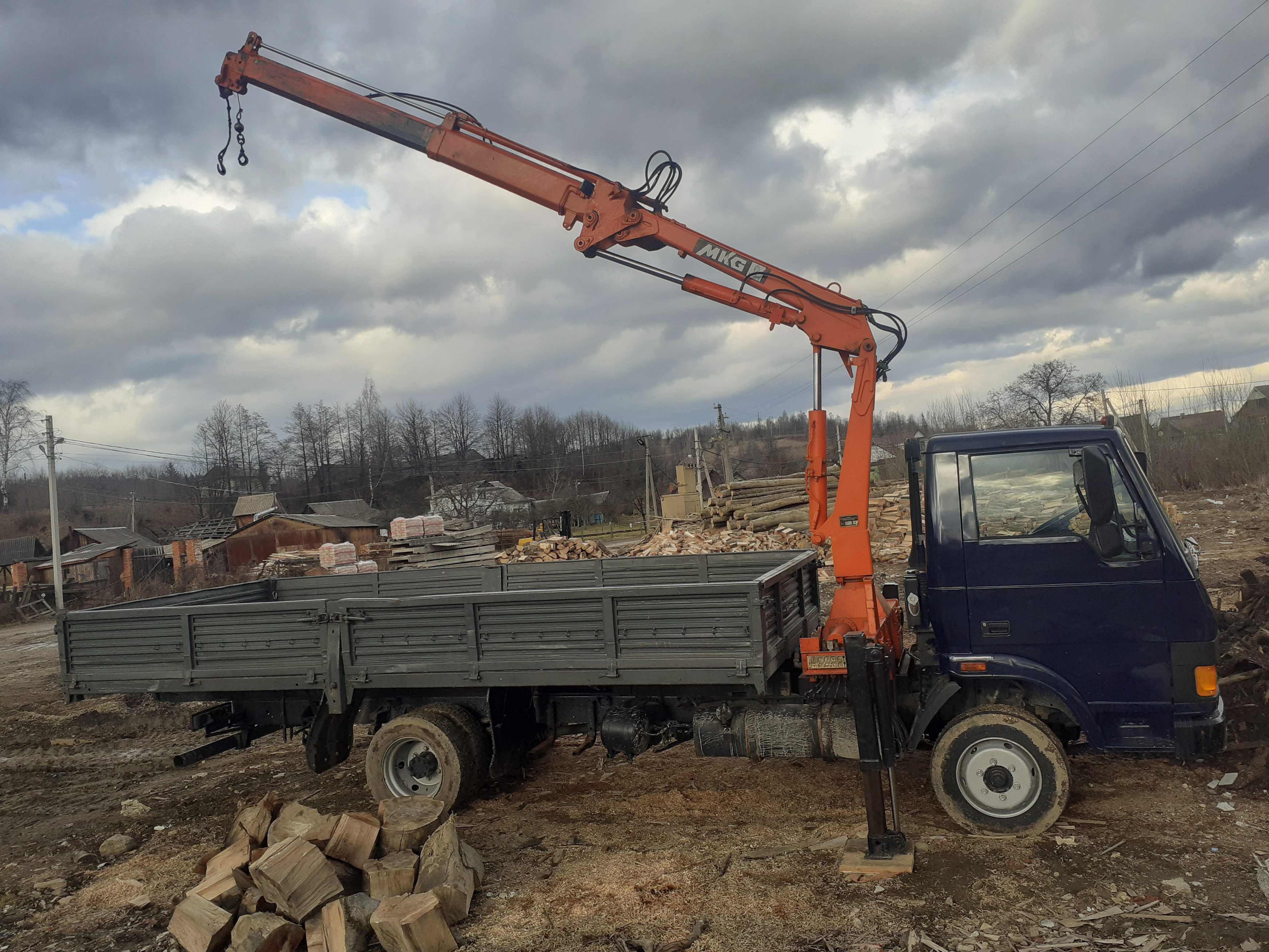 Вантажні перевезення. Кран маніпулятор.