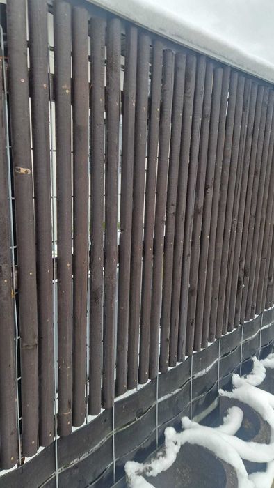 Półwałki, wałki, słupki, palisada drewniana, ogrodzenie, sztachety