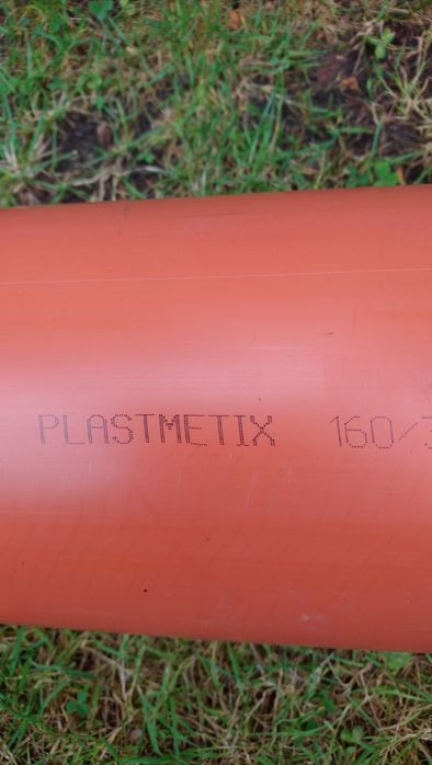 Rura kanalizacyjna fi 160 mm - długość 2 m i inne kształtki.