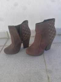 Botas castanhas com salto