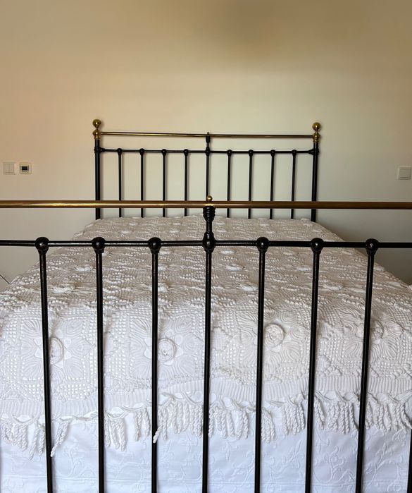 Colcha branca artesanal em crochet com linha de algodão