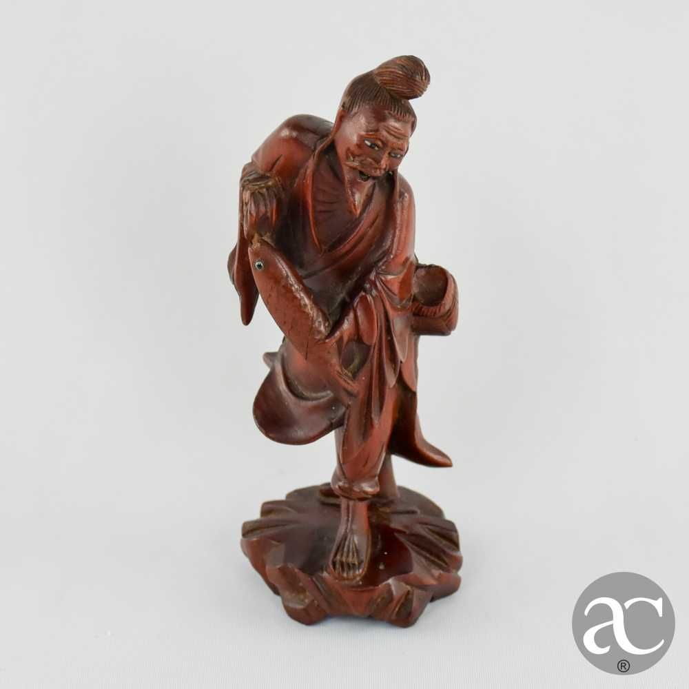 Figura de pescador, China, em madeira exótica
