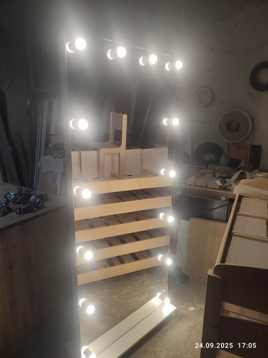 Безрамкове напольне пересувне дзеркало в повний зріст з лампами