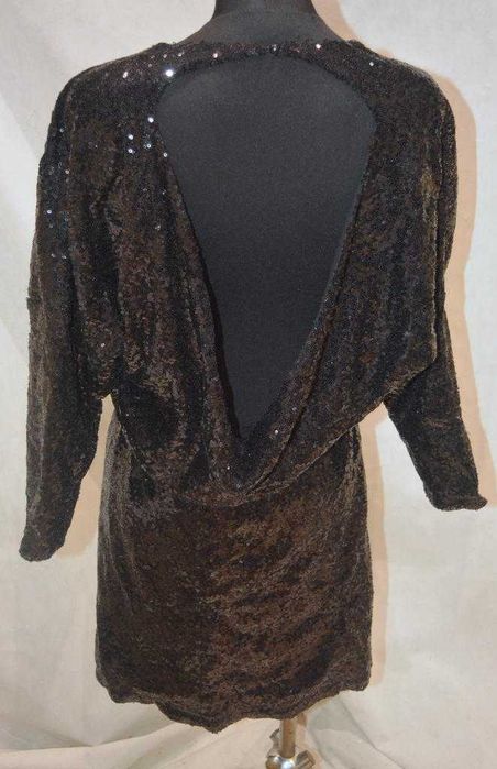 Rozkloszowana sukienka z cekinami Mohito odkryte plecy 38