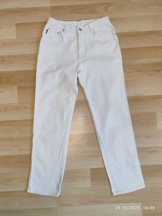 Spodnie jeansy białe, elastyczny materiał, wysoki stan, rozmiar S/M