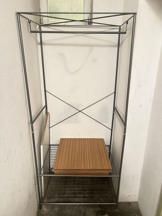 Movel aberto porta-cabides