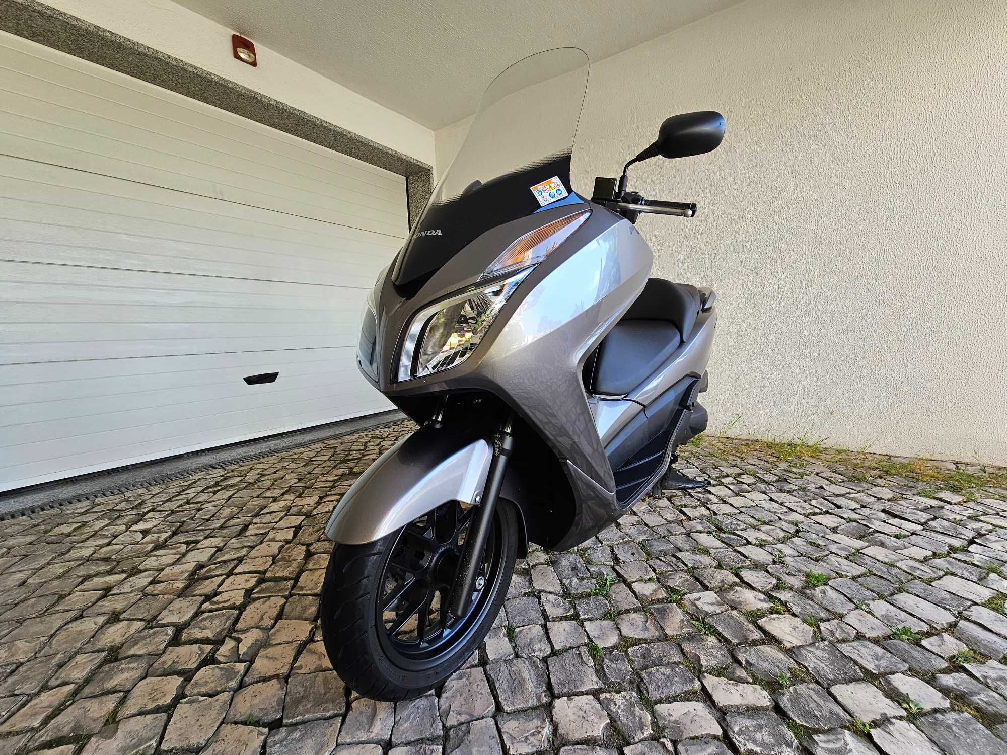 Honda Forza 300 com livro de revisões, de garagem