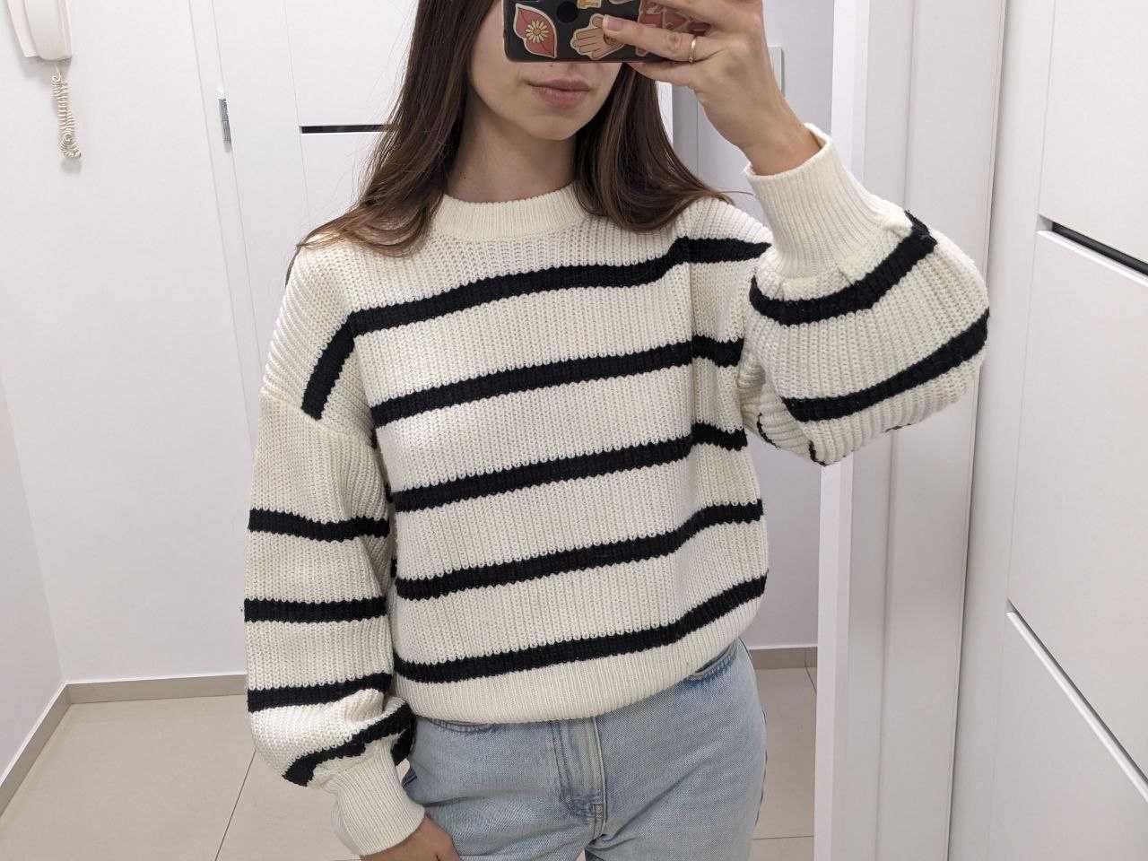 Biały sweter w paski Cropp