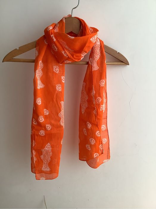 Echarpe laranja com peixes