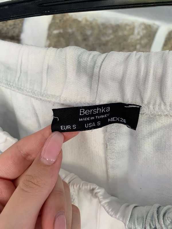 Calças de fato de treino tie-dye com cordão brancas com frase Bershka