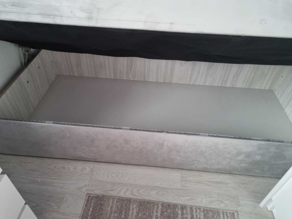 Tapczan jednoosobowy z podwyższoną skrzynią