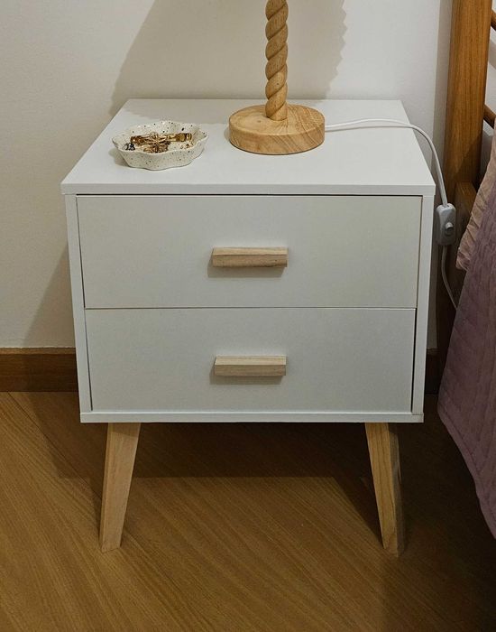 Mesa de cabeceira branca