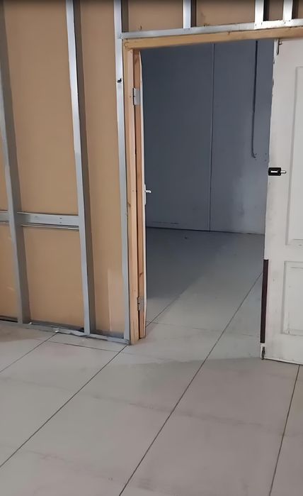 Склад 220 м2 з підйомним майданчиком