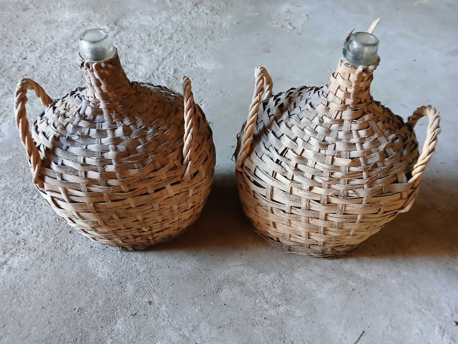 Garrafões empalhados