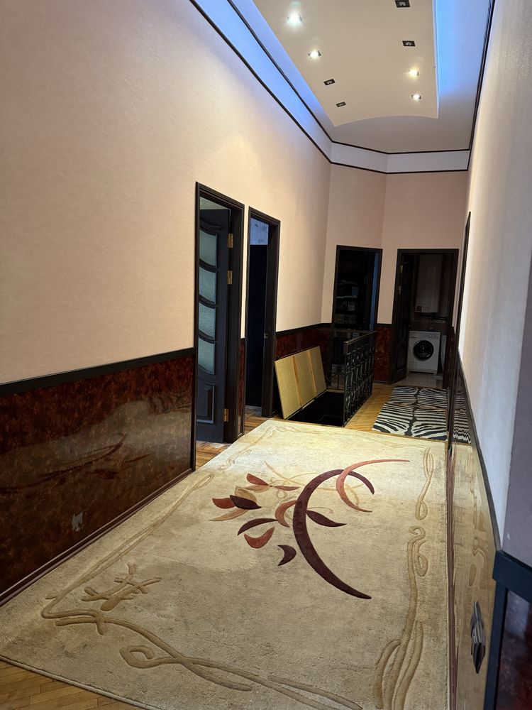 Продам  Центр 5 кв площадью  155 кв м Бажанова 14